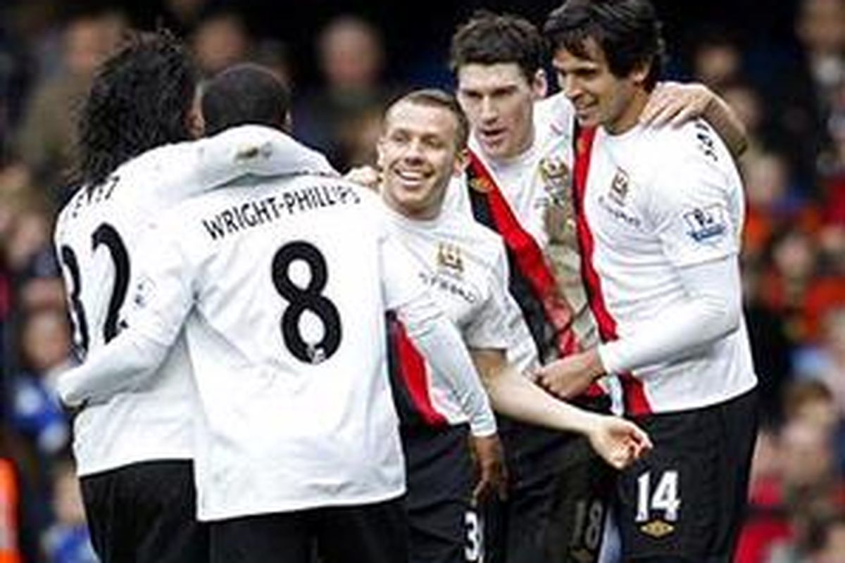 Para pemain Manchester City merayakan gol Craig Bellamy (tengah) ke gawang Chelsea pada pertandingan lanjutan Liga Inggris di Stamford Bridge, Sabtu (27/2/2010).