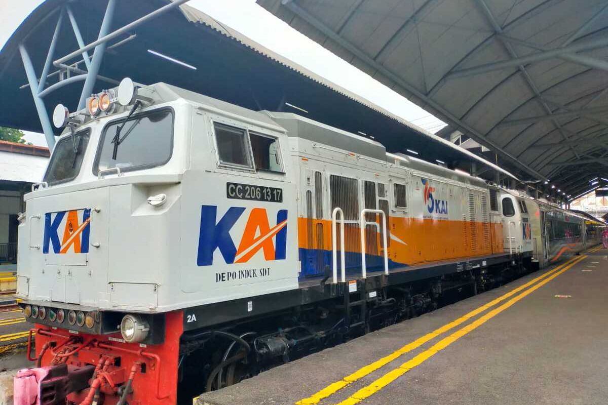 Keberangkatan kereta api di Stasiun Surabaya Gubeng