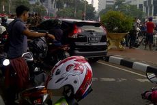 Polisi Tegur Pendukung Prabowo yang Parkir Sembarangan