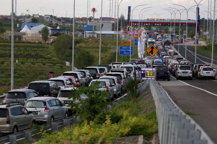 Kemacetan mengular sepanjang 18 kilometer di ruas tol Pejagan - Brebes Timur, Jawa Tengah, Jumat (01/07/2016). Puncak arus mudik diperkirakan terjadi pada H-3 lebaran. KOMPAS IMAGES/KRISTIANTO PURNOMO