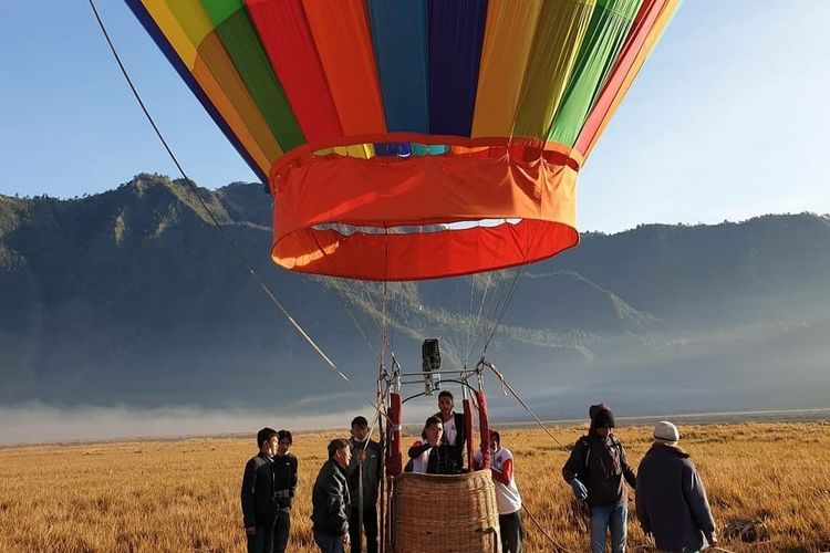 Persiapan balon udara dari Indonesia Terbang di atas Gunung Bromo