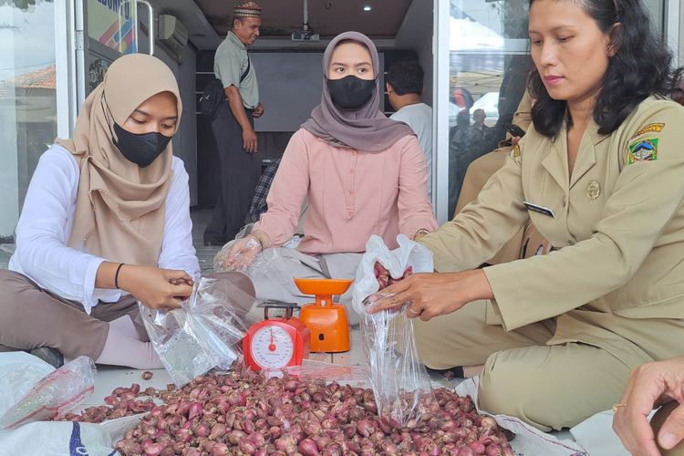 Bawang merah dijual dalam pasar murah di halaman kantor Dinas Sosial Pemberdayaan Masyarakat Desa (Dinsospermades) Banyumas, Jawa Tengah, Senin (13/2/2023).