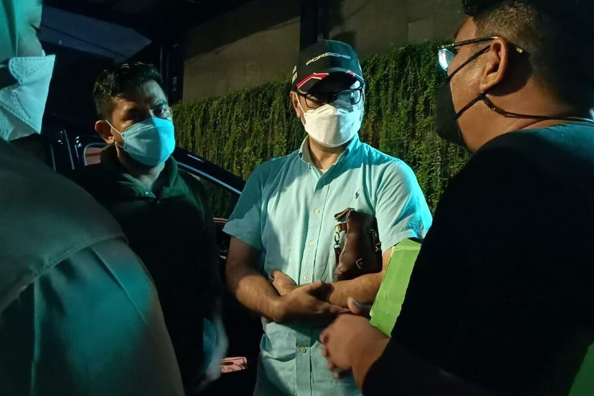 Terpidana kasus korupsi Bank Mandiri Rp 120 milliar Koko Sandoza Fritz Gerald (tengah) ditangkap di Surabaya Selasa (18/1/2022) malam.