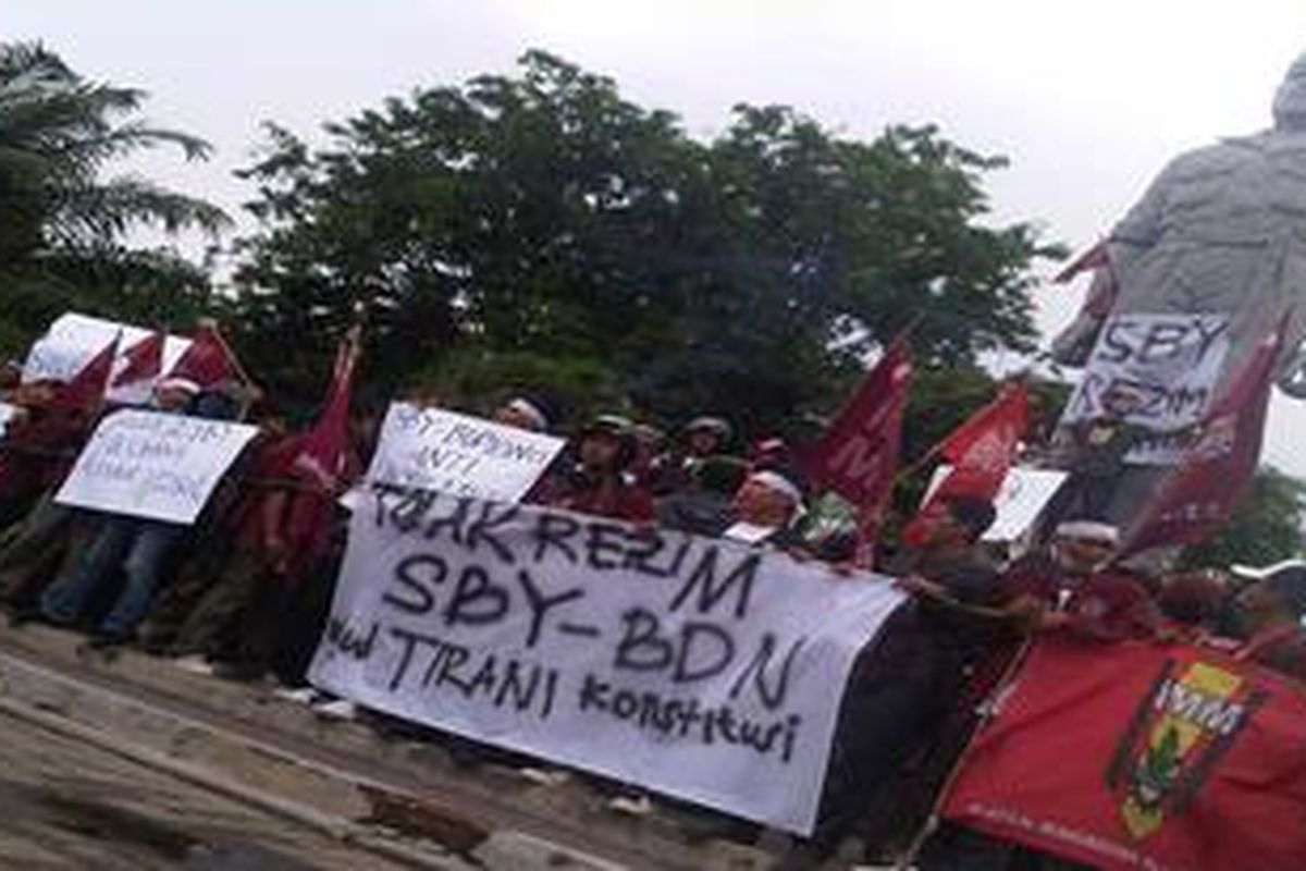 Puluhan demonstran mulai memadati patung Gubernur Soeryo di Depan Gedung Grahadi, Surabaya