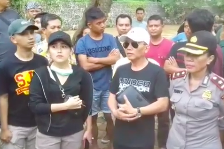 Tangkapan layar Instagram @depok24jam. Terlihat Ayu Ting Ting mendatangi daerah terdampak banjir di kawasan Depok