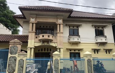 Sisa batang pohon yang menyangkut di pagar rumah Tiko di kawasan Klender, Jakarta Timur, Rabu (18/1/2023).  