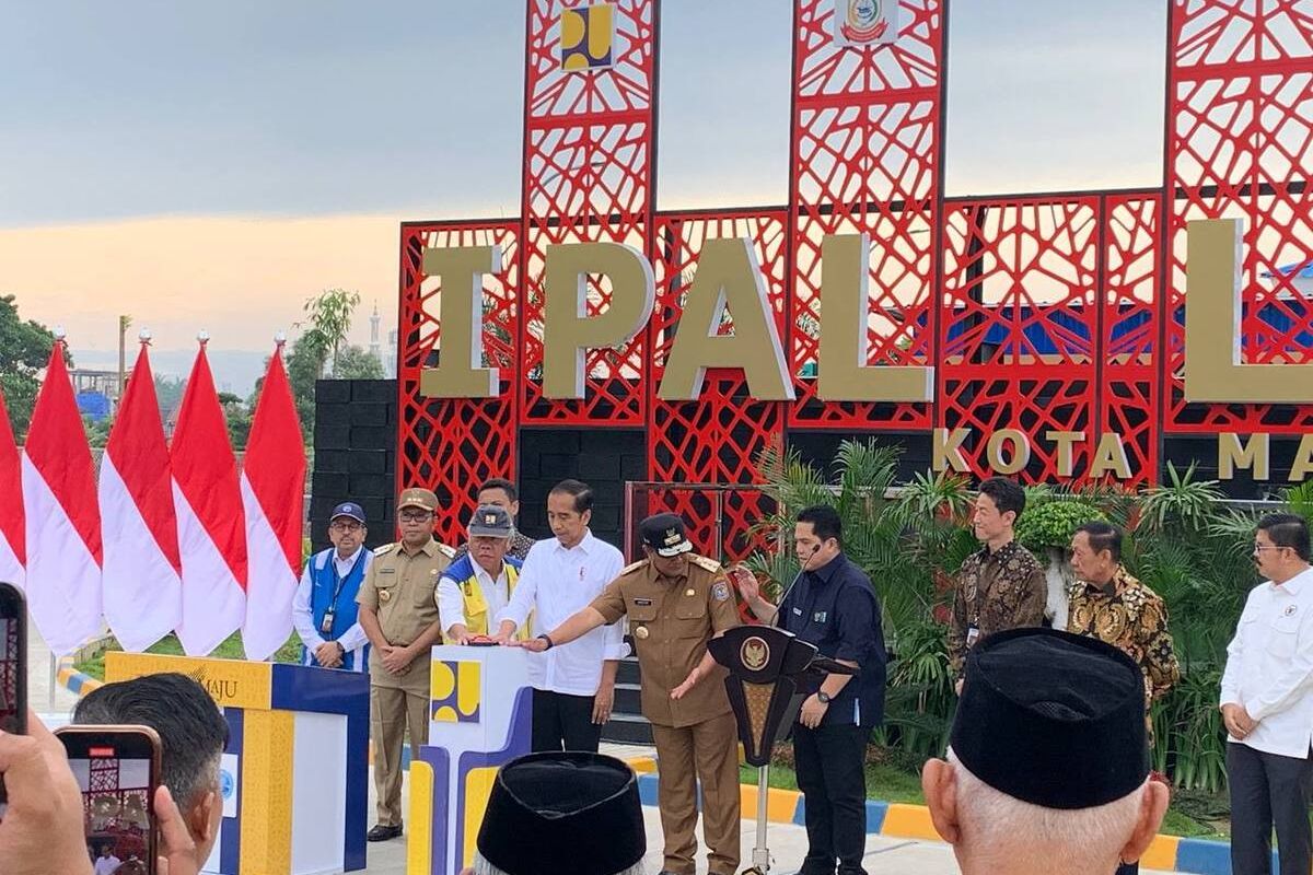 Presiden RI Joko Widodo bersama Menteri PUPR Basuki Hadimuljono dan Pj Gubernur Sulsel Bahtiar Baharuddin menekankan tombol sirene sebagai simbol diresmikannya IPAL Losari Makassar, Jalan Metro Tanjung Bunga, Kecamatan Tamalate, Kota Makassar, Sulsel, Kamis (22/2/2024).