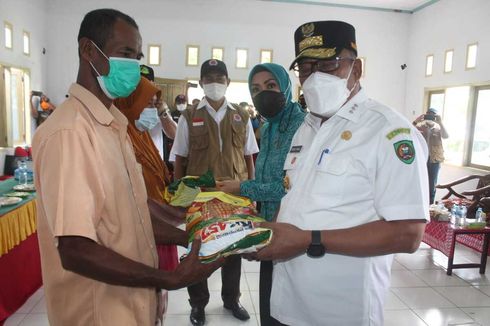 Kunjungi Korban Gempa, Gubernur Maluku Berikan 1 Ton Beras dan 240 Paket Makanan Siap Saji