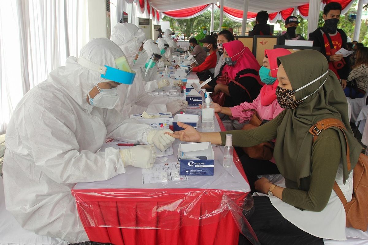 Warga mengikuti tes cepat (Rapid Test) COVID-19 massal di Lapangan Hoki, Jalan Dharmawangsa, Surabaya, Jawa Timur, Sabtu (20/6/2020). Badan Intelijen Negara (BIN) telah melakukan tes cepat (Rapid Test) COVID-19 terhadap 34.021 orang serta tes usap (Swab Test) COVID-19 terhadap 4.637 orang di Surabaya sejak Jumat (29/5/2020) sampai Sabtu (20/6/2020) sebagai upaya untuk memutus rantai penularan COVID-19. ANTARA FOTO/Didik Suhartono/wsj.