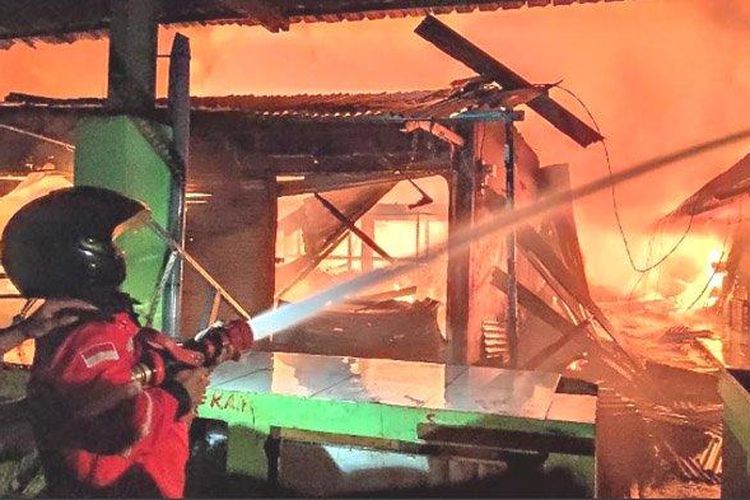 Petugas Damkar BPBD Kabupaten Tuban memadamkan api yang membakar pasar Baru Tuban, Selasa (3/3/2020) malam.

