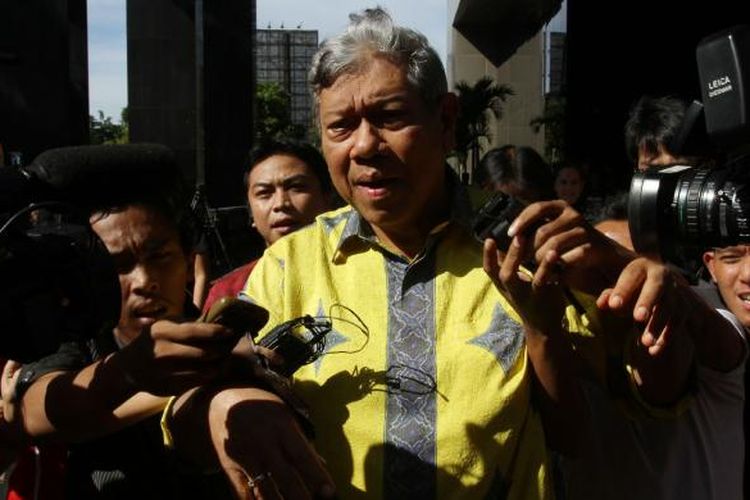 Politikus Partai Hanura, Bambang Wiratmadji Soeharto usai diperiksa oleh penyidik KPK, di kantor KPK, Jakarta Selatan, Kamis (9/1/2014). Bambang diperiksa sebagai saksi untuk tersangka Kepala Kejaksaan Negeri Praya, Lombok Tengah, Nusa Tenggara Barat, Subri terkait kasus dugaan suap pengurusan perkara tindak pidana umum terkait pemalsuan dokumen sertifikat tanah di wilayah Kabupaten Lombok Tengah. TRIBUNNEWS/HERUDIN 