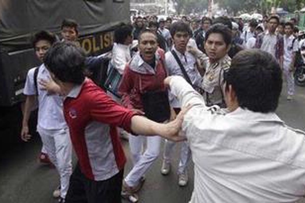Siswa SMAN 6 dihalangi guru saat berhadapan dengan sejumlah wartawan di depan SMAN 6, Bulungan, Jakarta Selatan, Senin (19/9/2011). Kejadian ini bermula saat sejumlah wartawan melakukan aksi protes berkaitan dengan kasus perampasan kamera video salah satu wartawan Trans 7 saat meliput tawuran sekolah tersebut.  