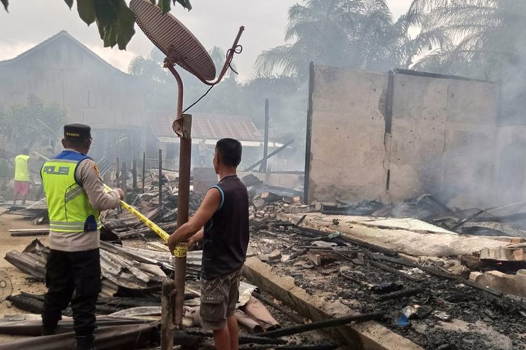 Lokasi kebakaran rumah di Desa Prabumulih I, Kecamatan Muara Lakitan, Kabupaten Musi Rawas, Sumatera Selatan. Akibat kebakaran itu,seorang penghuni rumah inisial RS (39) ikut terbakar.