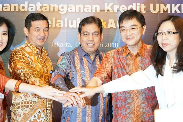 Executive Vice President Bisnis Komersial & SME BCA Liston Nainggolan (tengah) dan Direktur Utama PT Aman Cermat Cepat (KlikACC) Rusli Hidayat (kedua kanan), didampingi Kepala BCA Kantor Wilayah XII Freddy Suliman (kedua kiri), Kepala BCA KCU Suryopranoto Lilis Meilinayanti (kiri), dan Wakil Direktur Utama KlikACC Bong Elysabet (kanan) berbincang usai Penandatanganan Kredit Usaha Mikro, Kecil, dan Menengah (UMKM) Melalui KlikACC di Jakarta, Senin (15/1). 