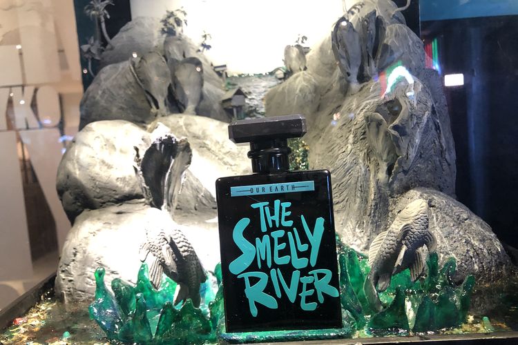 Parfum The Smelly River yang menggambarkan pencemaran sungai