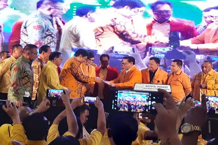 Agung Laksono menyerahkan hasil rekomendasi kepada Airlangga Hartato pada Konsolidasi Nasional (Konsolnas) Ormas Tri Karya Golkar yang digelar di GKIC Novotel Manado, Jumat (01/11/2019) malam, sekira pukul 21.30 WITA.