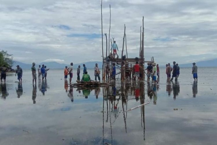 Foto: Warga Desa Kojadoi, Kabupaten Sikka, NTT berjibaku membangun tempat upacara di tengah laut.