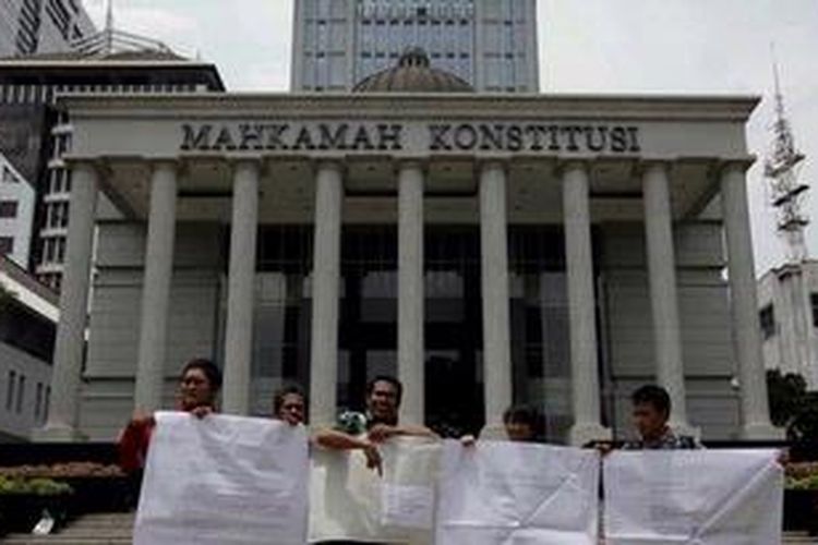 Menyelamatkan Mahkamah Konstitusi Halaman All Kompas Com