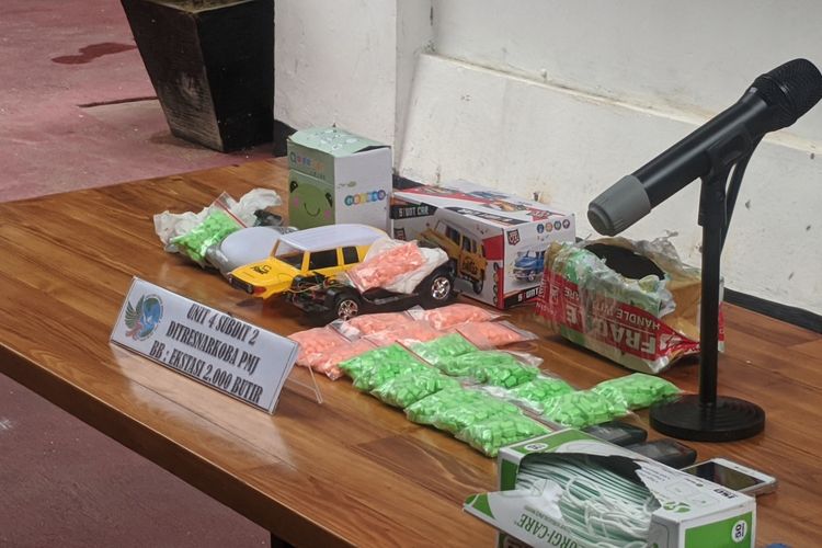 Polisi menampilkan 2.000 pil ekstasi yang semula hendak diedarkan selama malam Tahun Baru 2020 oleh para pengedar. Pil-pil ektasi itu diperlihatkan kepada wartawan di Polda Metro Jaya, Minggu (29/12/2019).