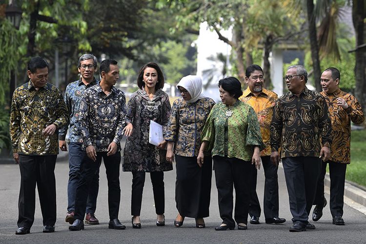 Ketua Panitia Seleksi calon pimpinan Komisi Pemberantasan Korupsi (KPK) periode 2019-2023 Yenti Garnasih (keempat kiri) bersama Wakil Ketua Pansel KPK Indriyanto Seno Adji (kanan), anggota Pansel KPK Marcus Priyo Gunarto (kedua kanan), Hendardi (ketiga kanan), Harkristuti Harkrisnowo (keempat kanan), Diani Sadia Wati (kelima kanan), Al Araf (ketiga kiri), Hamdi Moeloek (kedua kiri) dan Mualimin Abdi (kiri) usai bertemu Presiden Joko Widodo di Istana Kepresidenan, Jakarta, Senin (17/6/19). Presiden berharap Pansel KPK menghasilkan calon pimpinan KPK dengan kemampuan managerial dan menguasai dinamika pemberantasan korupsi.