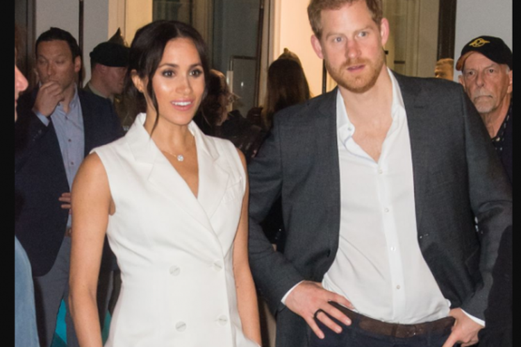 Meghan Markle memakai gaun blazer putih