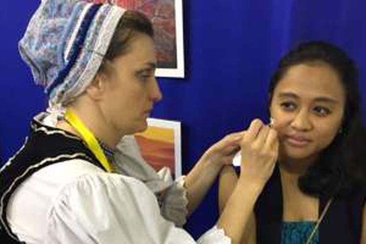 Vere (27), salah satu pengunjung stan Slovakia di Destination Europe 2016 melakukan 'face painting', Sabtu (9/4/2016). Destination Europe 2016 yang digelar di Balai Kartini Jakarta merupakan pameran wisata dan budaya Eropa yang berlangsung 9-10 April 2016.
