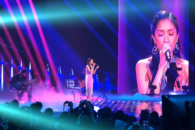 Mirabeth saat dipanggung Indonesian Idol X di kawasan Kebon Jeruk, Jakarta Barat, Senin (18/11/2019). 