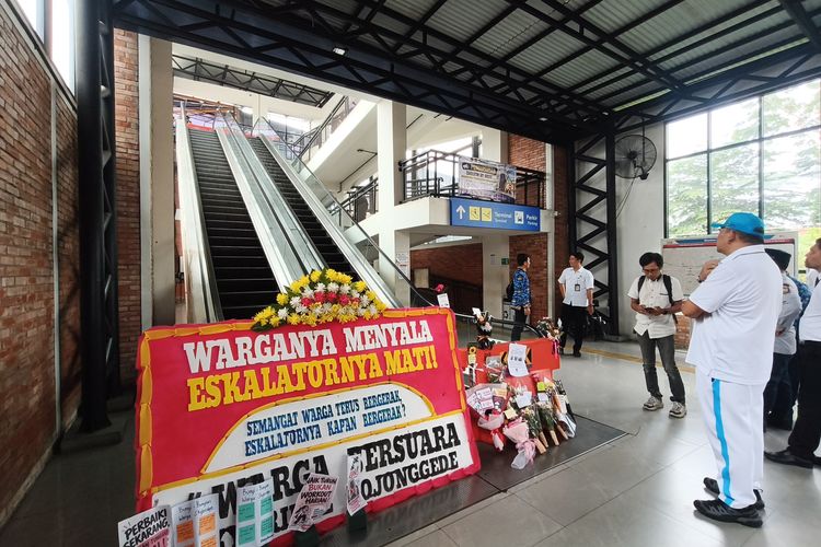 Ramai Karangan Bunga Eskalator Skybridge Stasiun Bojonggede Mati, Dishub Minta Maaf: Sore Ini Mulai Perbaikan