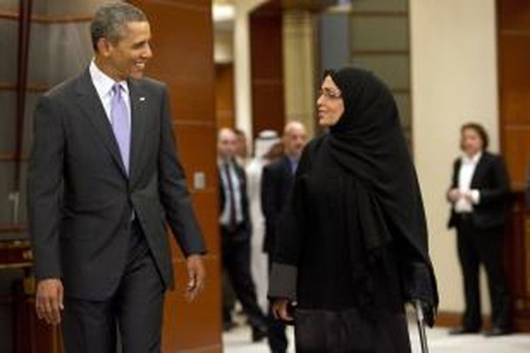 Presiden AS Barack Obama berbincang dengan Dr Maha al-Muneef, pendiri Program Keamanan Keluarga Nasional Arab Saudi, yang fokus memperjuangkan keluarga bebas dari KDRT. Dr Maha al-Muneef mendapatkan penghargaan dari Kemenlu AS yang diserahkan Obama dalam rangkaian kunjungannya ke Arab Saudi, Sabtu (29/3/2014).
