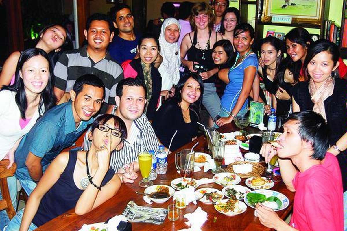 Komunitas CouchSurfing Jakarta menggelar pertemuan dengan sejumlah pelancong dari luar negeri yang berasal dari beberapa negara di Restoran Mbah Jingkrak, kawasan Setiabudi, Jakarta Selatan, Sabtu (24/10). Pertemuan semacam ini kerap dilakukan dan dilanjutkan dengan jalan-jalan bersama di antara sesama pelancong. Selama berada di negara tertentu, mereka menginap di rumah kenalan baru mereka yang diperoleh lewat jaringan pertukaran keramahtamahan yang disediakan proyek CouchSurfing internasional.