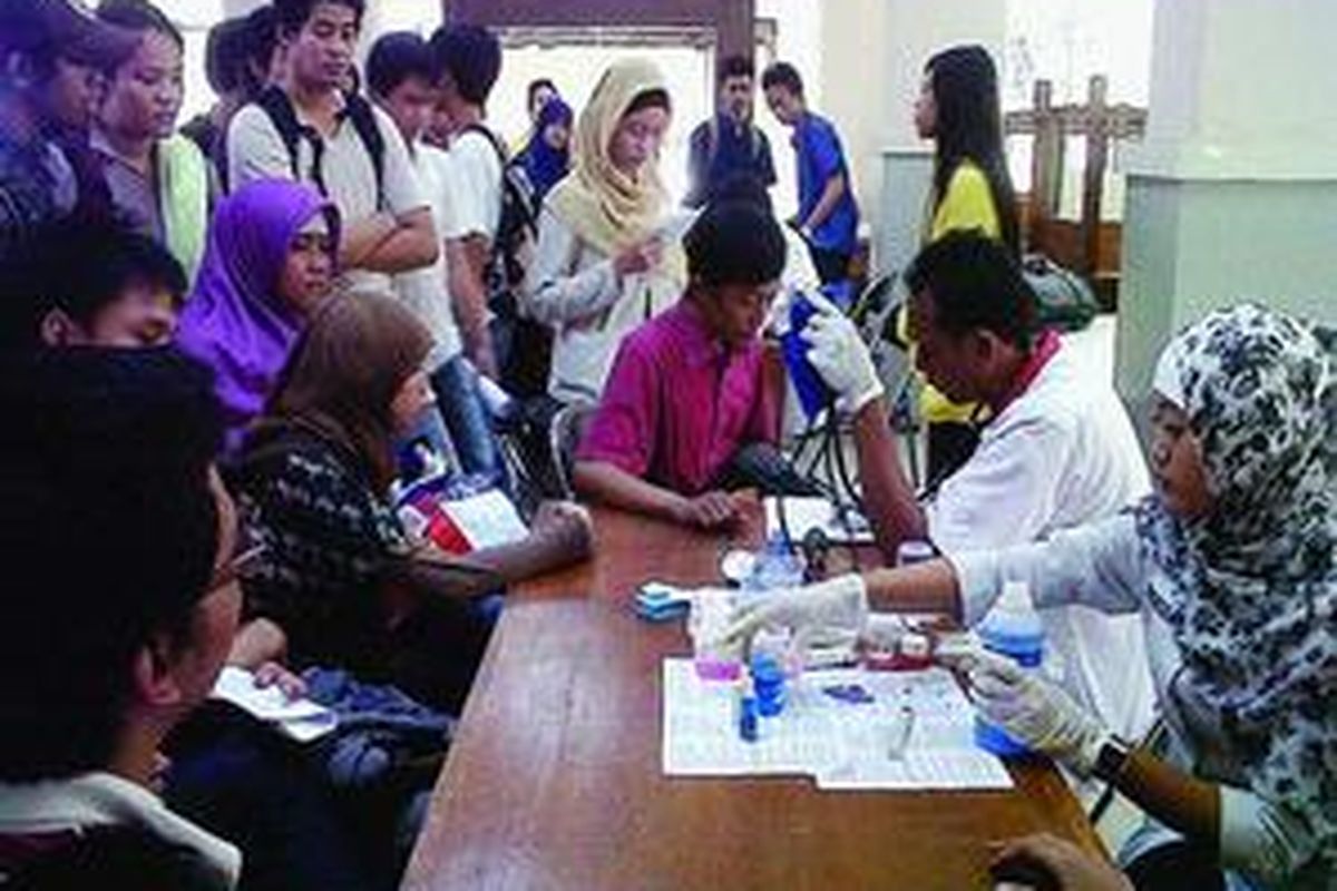 Antrean panjang calon donor di pos pengecekan darah.