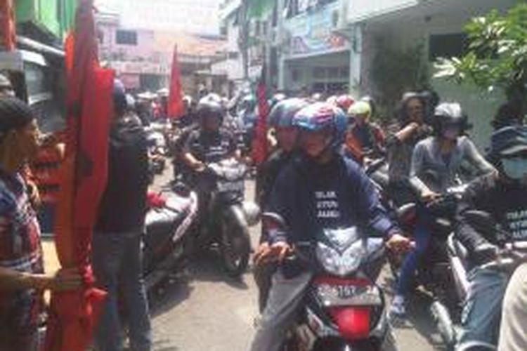 Pekerja Dolly gelar aksi di hari buruh.