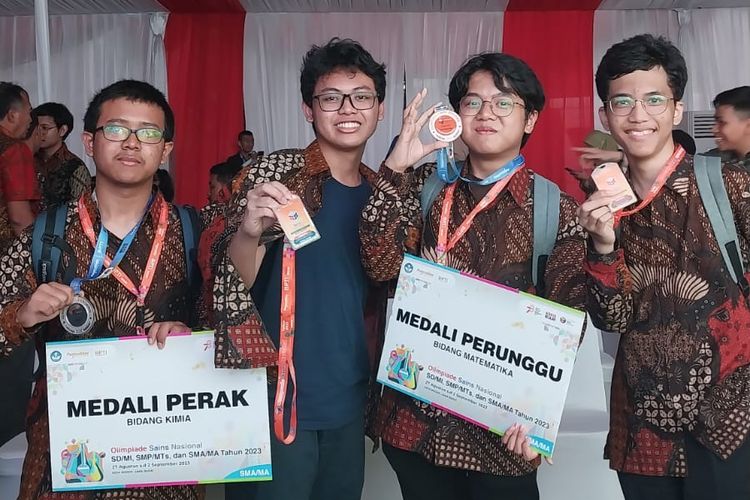 Sekolah Cahaya Rancamaya berhasil meraih satu medali perak bidang Kimia dipersembahkan Baruna Adi Sanjaya dan satu medali perunggu bidang Matematika dipersembahkan Muhammad Ilham Al Farisi di ajang OSN 2023, Bogor, Jawa Barat.
