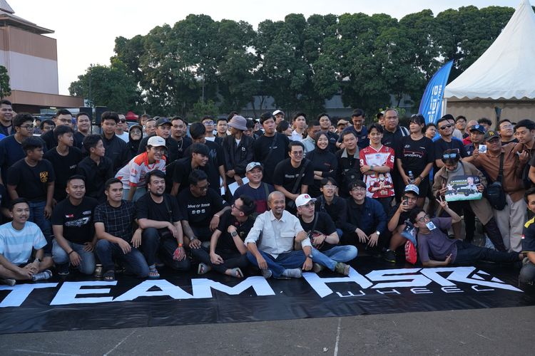 Ngaspal with HSR bukan sekadar ajang otomotif, tetapi juga hiburan keluarga. Apalagi Brand Ambassador HSR Wheels sekaligus jurnalis, Fitra Eri, juga hadir dan berinteraksi dengan para peserta.