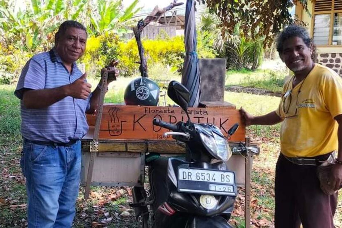 Agust Puka, seorang Barista Kopi Tuk mempromosikan dan menjual Kopi Tuk di sekeliling Pulau Flores dengan bersepeda motor. Ia menempuhan ratusan kilometer dari Labuan Bajo dengan kapal Ferry KM Dharma ke Maumere dan menjual kopi Tuk sampai Larantuka, Kabupaten Flores Timur, Selasa, (20/9/2022). (KOMPAS.com/Dok-Agust Puka)