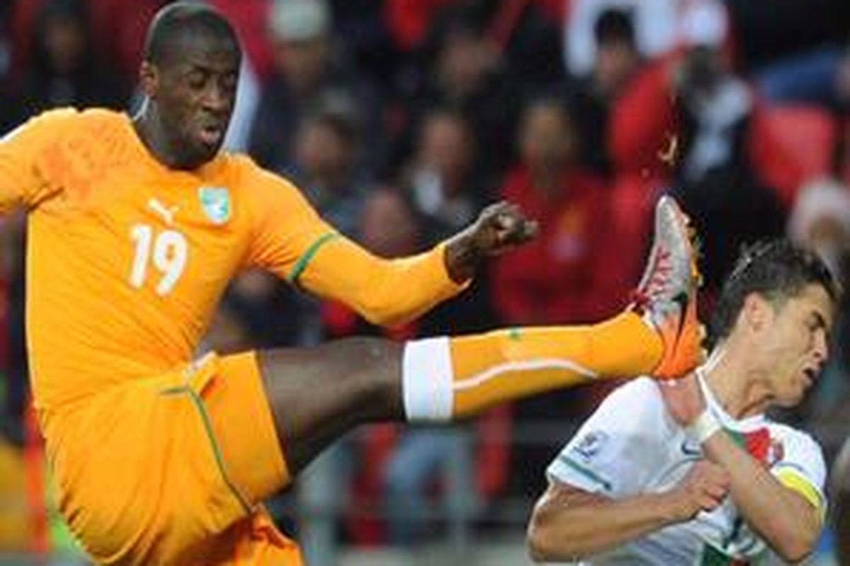 Bek Pantai Gading Yaya Toure (kiri) berduel dengan kapten Portugal Cristiano Ronaldo, dalam laga perdana penyisihan Grup G Piala Dunia 2010, Selasa (15/6/10), yang berakhir imbang 0-0.