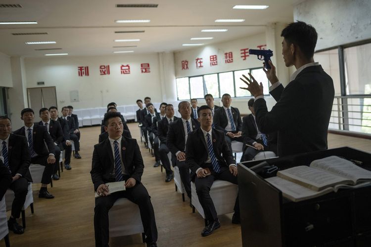Foto tertanggal 8 September 2020 menunjukkan kelompok pelatihan mengikuti kelas belajar di Akademi Keamanan Genghis, Tianjin, China. Mereka mengklaim satu-satunya sekolah bodyguard di China.