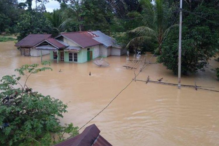 Kondisi banjir di Kabupaten Sintang, Kalimantan Barat, Kamis (15/7/2021). 
