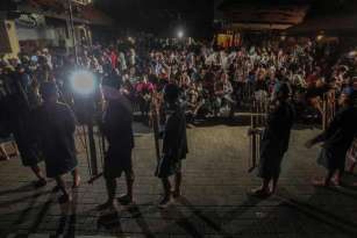 Kesenian angklung dari Suku Baduy memeriahkan Konser Membaca Baduy dalam rangkaian Gerakan Rayakan Perbedaan Baduy Kembali di Bentara Budaya Jakarta, Rabu (6/4/2016).