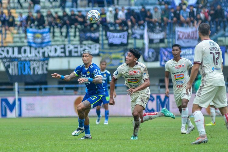 Penyerang Persib Ciro Alves berusaha mendapatkan bola dari hendak dihalau bek Persija Muhammad Ferarri dalam laga tunda Liga 1 2022-2023, Rabu (11/1/2023) di Stadion Gelora Bandung Lautan Api (GBLA). Terkini, laga Persija vs Persib dipastikan ditunda.