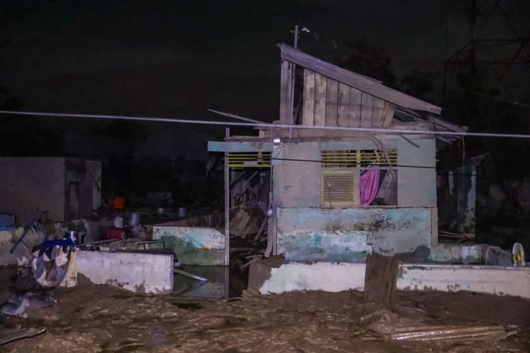 Aceh saat malam hari tanpa listrik pasca banjir