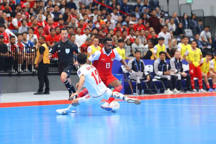 Pemain timnas futsal Indonesia Brian ICK dibayangi pemain Iran SalarAghapour pada laga final antara Indonesia vs Iran dalam ajang AFC Futsal ASIAN CUP 2026 di Indonesia Arena, Jakarta Pusat, Sabtu (7/2/2026).