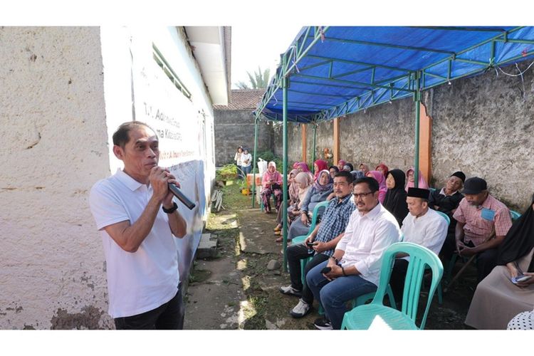 GM Finance & Business Control AdMedika Topan Susanto saat memberikan sambutan pada acara Tanggung Jawab Sosial & Lingkungan (TJSL) AdMedika di wilayah Kampung Rambutan. 