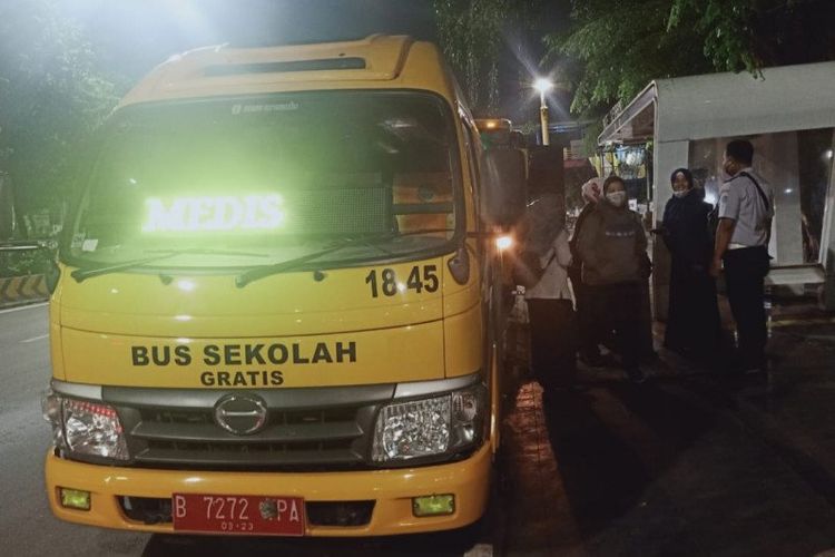  Bus Sekolah menjemput tenaga medis COVID-19 di salah satu rumah sakit di Jakarta, Rabu (25/3/2020). 
