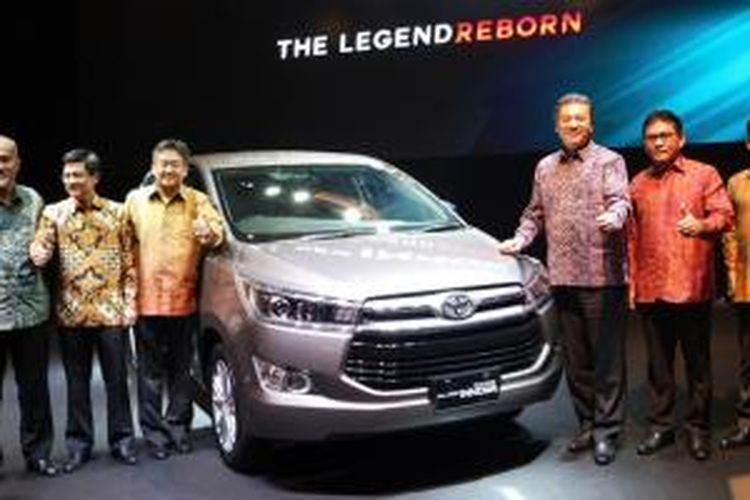 Direksi Toyota Astra Motor dan Toyota Motor Manufacturing Indonesia saat peluncuran generasi terbaru Kijang Innova.