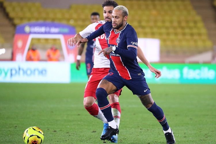 Pemain PSG, Neymar (depan), berduel dengan gelandang AS Monaco, Cesc Fabregas (belakang), pada laga yang termasuk dalam rangkaian pekan ke-11 Liga Perancis, Sabtu (21/11/2020) dini hari WIB.