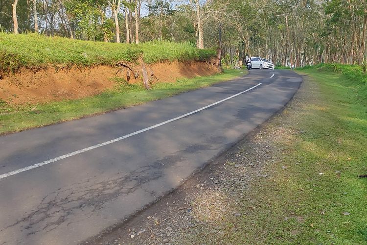 Ruas jalan yang akan dilalui peserta Cycling De Jabar 2022 di Ciletuh, Sukabumi, Jawa Barat, Sabtu (27/8/2022).