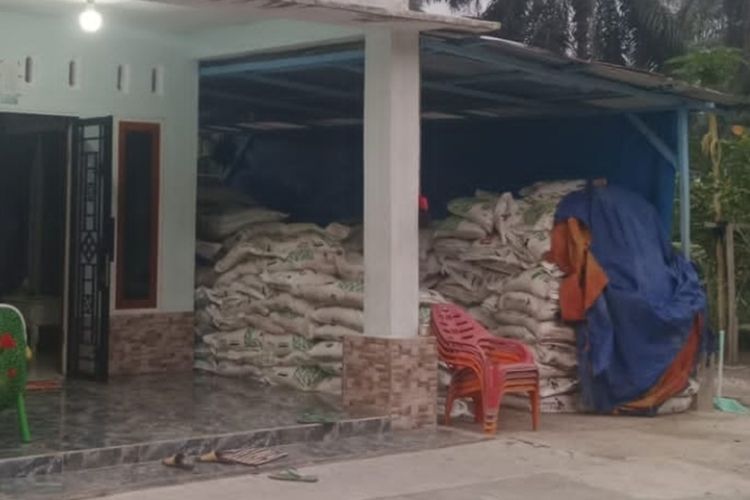 TNI Bongkar Dugaan Penimbunan Pupuk di Riau, Puluhan Ton Disita