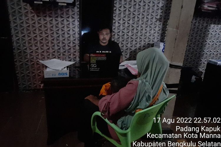 Tim Totaici Reskrim Polres Bengkulu Selatan, Polda Bengkulu menangkap La (35) seorang ibu rumah tangga yang memberikan laporan palsu ke polisi bahwa dirinya dirampok hingga mengalami kerugian Rp 32 juta. La merupakan warga Kecamatan Kayu Kunyit, Kabupaten Bengkulu Selatan.