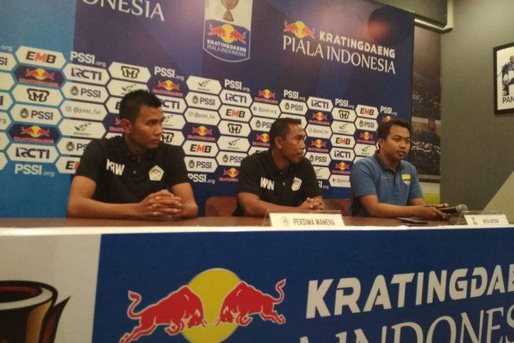 Pelatih Persiwa Wamena Winaryo (tengah) saat hadir dalam sesi konferensi pers jelang laga kontra Persib di Graha Persib, Jalan Sulanjana, Minggu (10/2/2019).